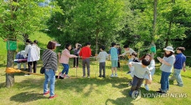 숲 체험하는 세종누리학교 학생들