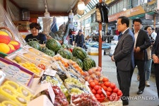 상인들과 대화하는 김승호 인사혁신처장