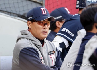 경기 지켜보는 이승엽 감독