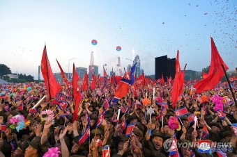 김정은, 평양 전위거리 준공식 참석…딸 주애 두달만에 재등장