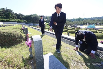 5·18 묘지 헌화하는 이준석