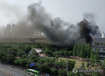 용두동 환경자원센터 화재로 피어오르는 연기