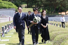 5·18 진정성 김해서 국화 들고온 이준석