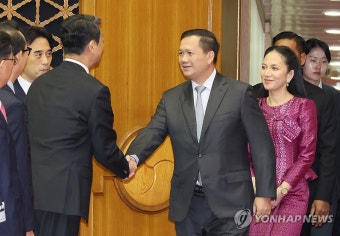 안덕근 산자부 장관 영접받는 훈 마넷 캄보디아 총리