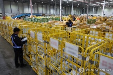 물품 정리하는 인천공항세관 관계자