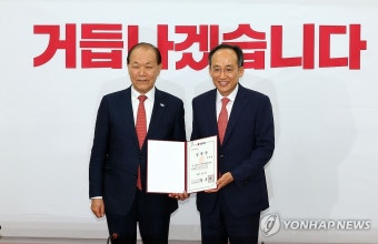 기념촬영하는 황우여-추경호