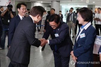 우원식 후보와 악수하는 이재명 대표