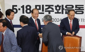 5·18 민주화운동 공법 3단체 간담회 입장하는 황우여 비대위원장