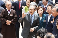 포항 덕실마을 경주이씨 재실 이상재 찾은 이명박 전 대통령