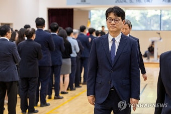 취임식장 나서는 이창수 서울중앙지검장