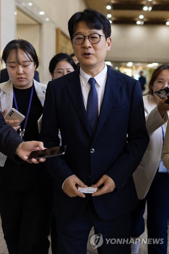 취재진 질문에 답하는 이창수 서울중앙지검장
