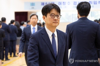 취임식장 나서는 이창수 서울중앙지검장