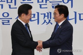 손 맞잡은 이재명 대표와 우원식 국회의장 후보