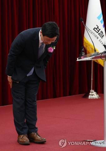 인사하는 송경호 부산고검장