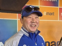 인터뷰하는 박진만 감독