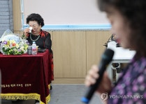 눈물 흘리는 5·18 행방불명자 양동초교 이창현 군 어머니