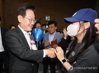 당원 행사에 참석하는 이재명 대표