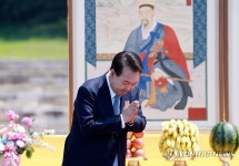 회암사 사리 이운 기념행사, 축사 뒤 인사하는 윤석열 대통령