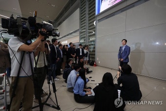김경수 전 경남지사, 노무현 전 대통령 추도식 참석 위해 귀국