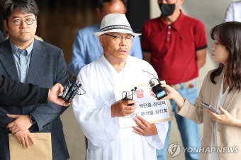 취재진 질문에 답하는 백은종 대표