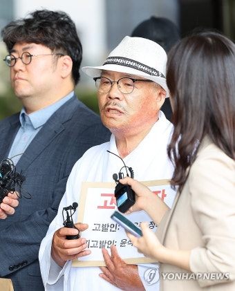 취재진 질문에 답하는 백은종 대표