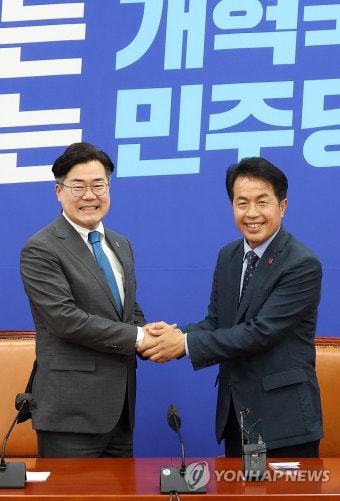 인사하는 박찬대-윤종오