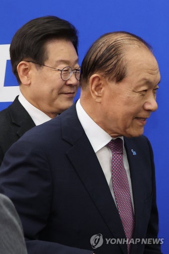비공개 대화 장소로 이동하는 이재명과 황우여