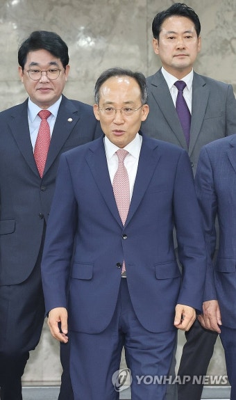 원내대책회의 참석하는 추경호 원내대표