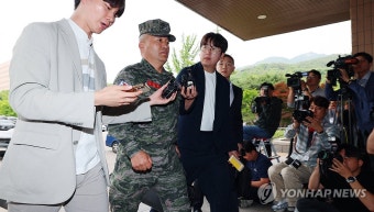 아무 말 없이 공수처 향하는 김계환 해병대 사령관