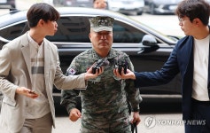 아무 말 없이 공수처 향하는 김계환 해병대 사령관