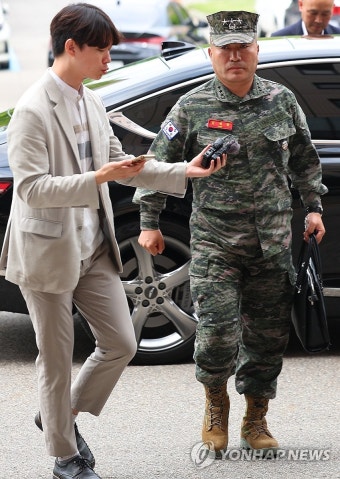 아무 말 없이 공수처 향하는 김계환 해병대 사령관