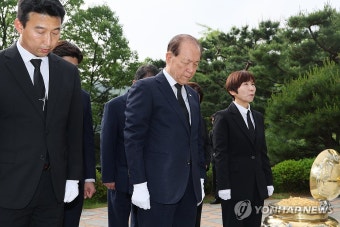 김대중 전 대통령 묘역 찾은 황우여 비대위원장