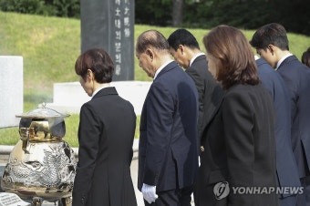 이승만 전 대통령 묘역 찾은 황우여 비대위원장