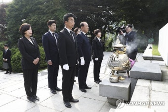 이승만 전 대통령 묘역 찾은 황우여 비대위원장