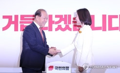 인사하는 황우여 비대위원장과 개혁신당 허은아 대표