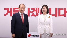 밝은 표정의 황우여 비대위원장과 개혁신당 허은아 대표