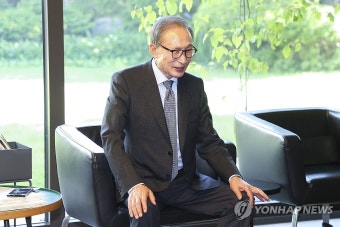 추경호 원내대표와 대화하는 이명박 전 대통령