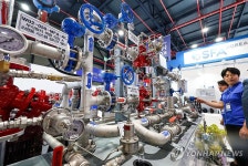 기계설비 둘러보는 관람객들