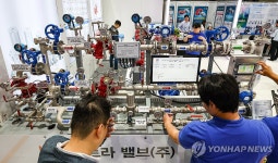 기계설비 둘러보는 관람객들