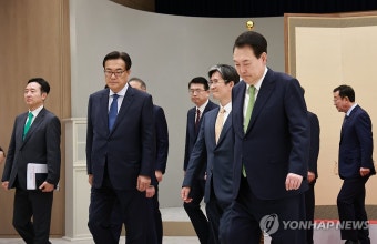 환담장 향하는 윤석열 대통령과 오동운 공수처장