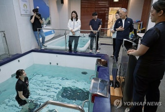 선수들 격려하는 유인촌 장관