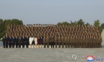 김정은, 당 중앙간부학교 공사에 참여한 군인ㆍ설계자ㆍ예술인들과 기념사진