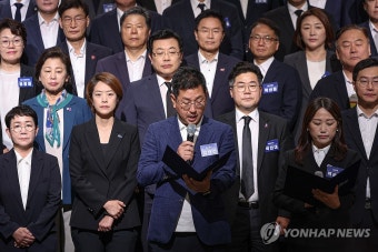 민주당 당선인 결의문 낭독