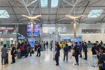 화학물질 발견돼 현장 통제되는 인천공항