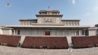 김정은, 금수산태양궁전 광장서 당 간부학교 건설 참여자들과 기념촬영