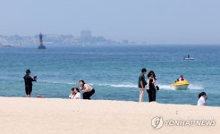 강릉 경포는 벌써 여름