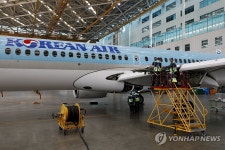 업무 중인 대한항공 항공 정비 관계자들