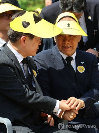 손잡고 대화하는 황우여 비상대책위원장과 이재명 대표