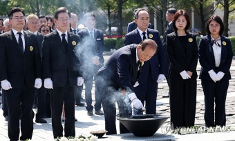 노무현 전 대통령 묘역 참배하는 황우여 비대위원장