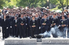 노무현 전 대통령 묘역 참배하는 김동연 경기지사